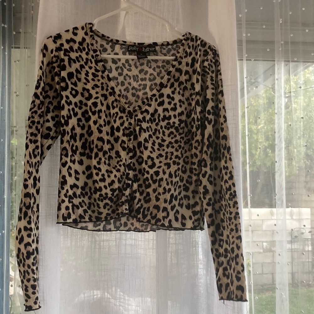 Xl crop top leopard print long sleeve with v neck